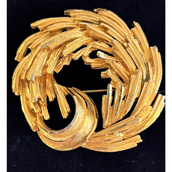 Vintage Designer Signed BSN Gold Tone Swirl Leaf Brooch 2.5" - Picture 1 of 3